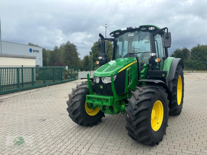 Traktor от тип John Deere 6100M, Neumaschine в Münchberg