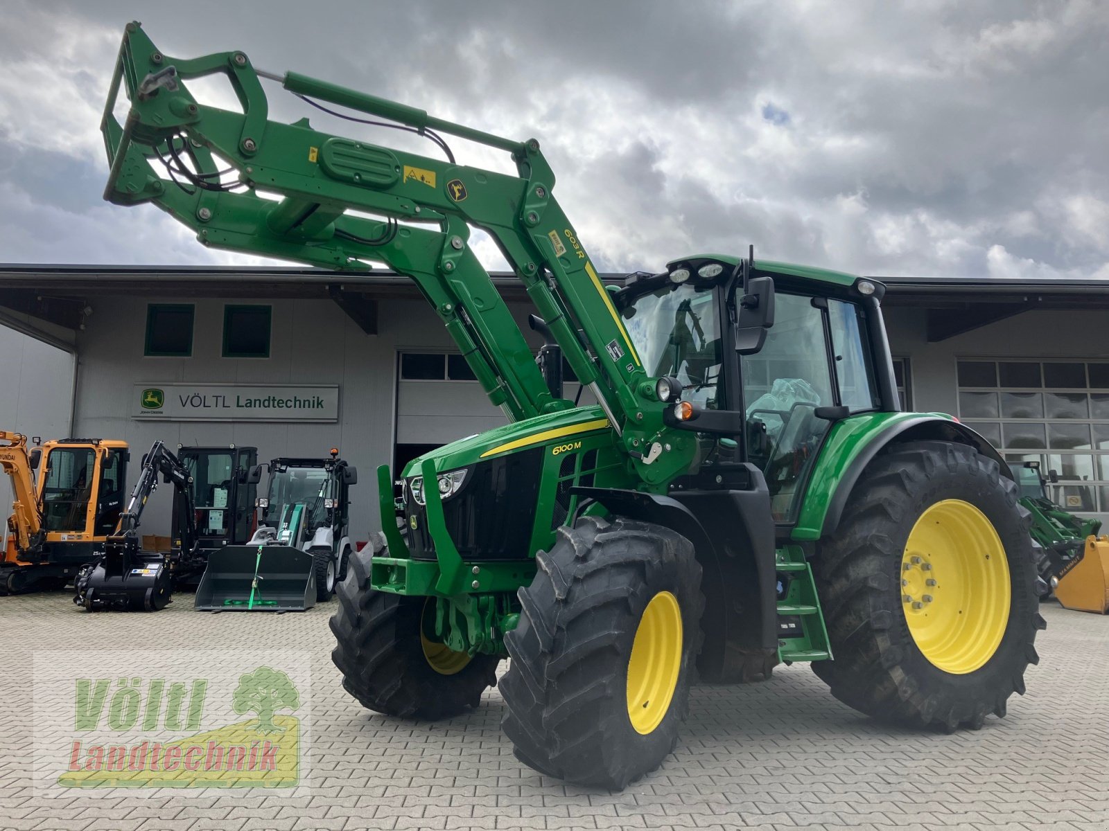 Traktor van het type John Deere 6100M, Gebrauchtmaschine in Hutthurm bei Passau (Foto 1)