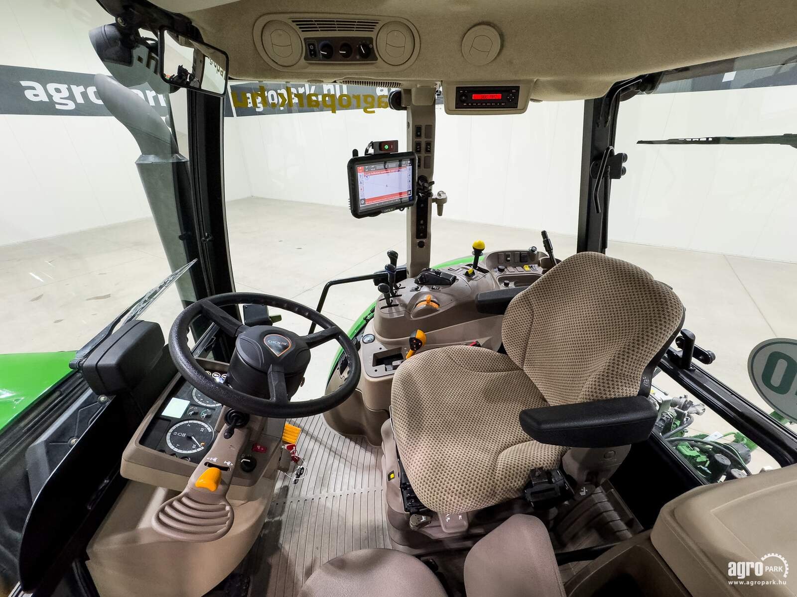 Traktor Türe ait John Deere 6100RC TLS, Gebrauchtmaschine içinde Csengele (resim 8)