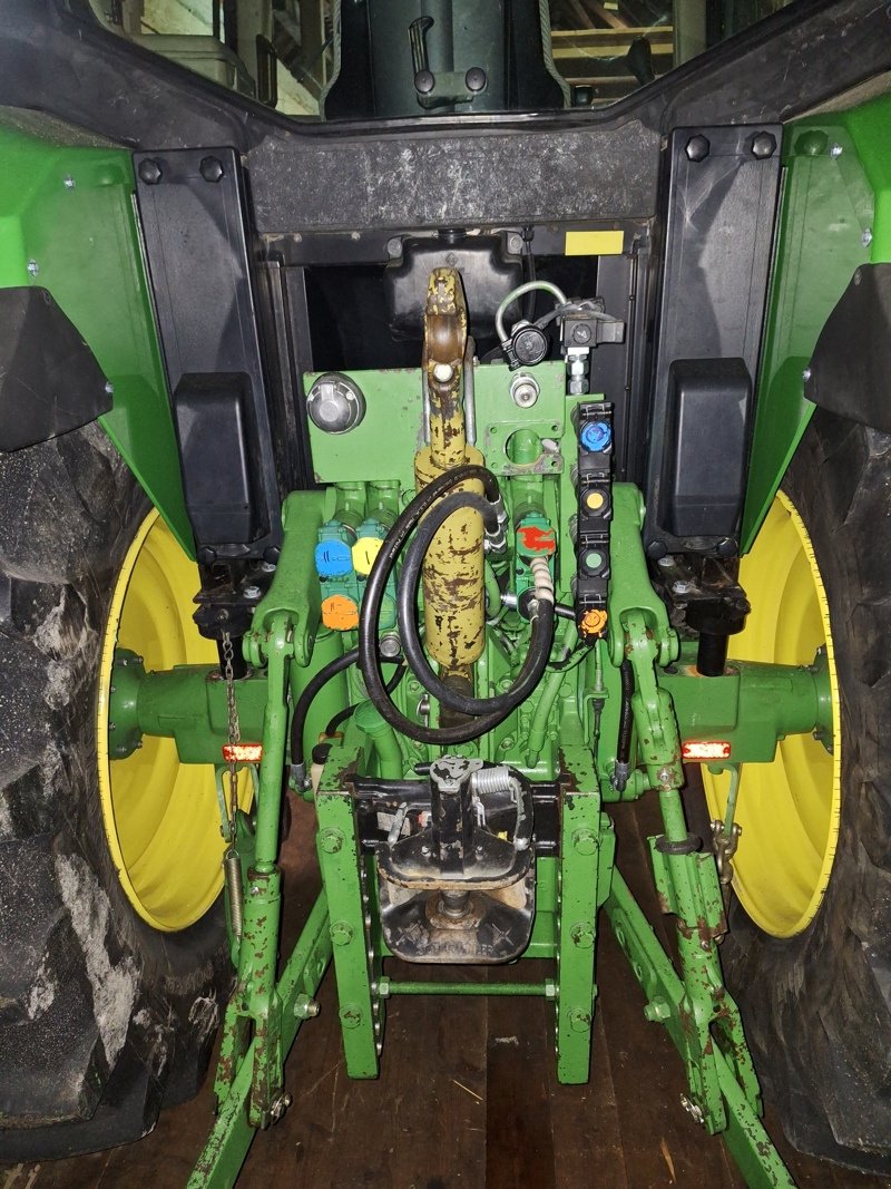 Traktor typu John Deere 6110 Premium, Gebrauchtmaschine v Oetwil am See (Obrázek 9)