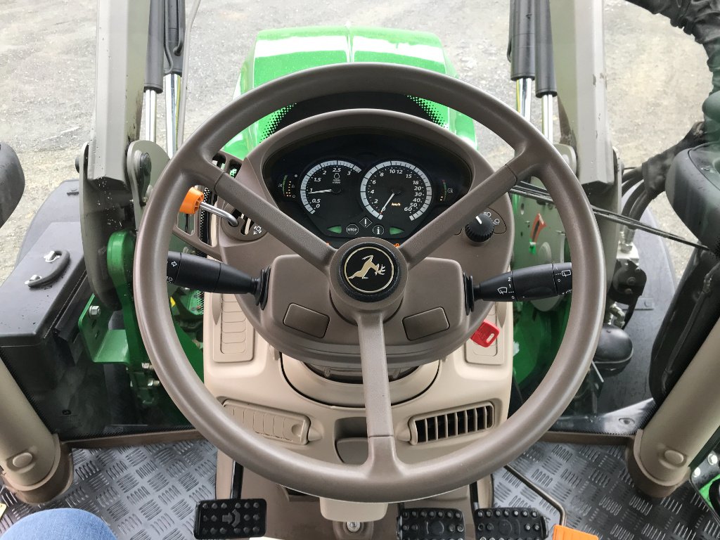 Traktor от тип John Deere 6110 R AUTOPOWER . CHARGEUR, Gebrauchtmaschine в UZERCHE (Снимка 10)