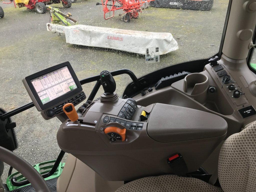 Traktor от тип John Deere 6110 R AUTOPOWER . CHARGEUR, Gebrauchtmaschine в UZERCHE (Снимка 8)