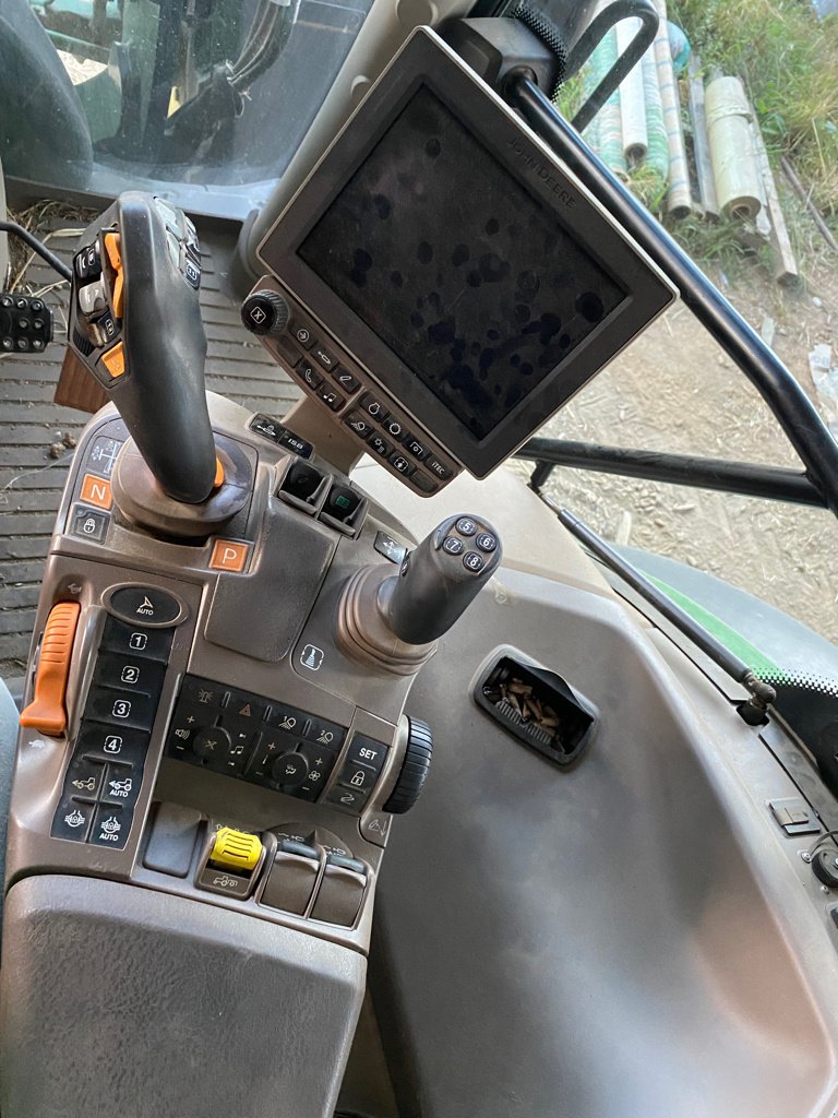 Traktor van het type John Deere 6110 R + CHARGEUR, Gebrauchtmaschine in MEYMAC (Foto 9)