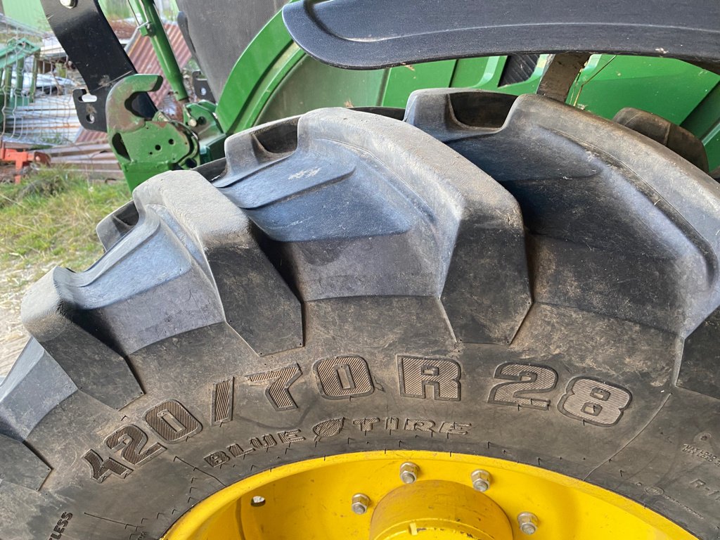 Traktor van het type John Deere 6110 R + CHARGEUR, Gebrauchtmaschine in MEYMAC (Foto 11)