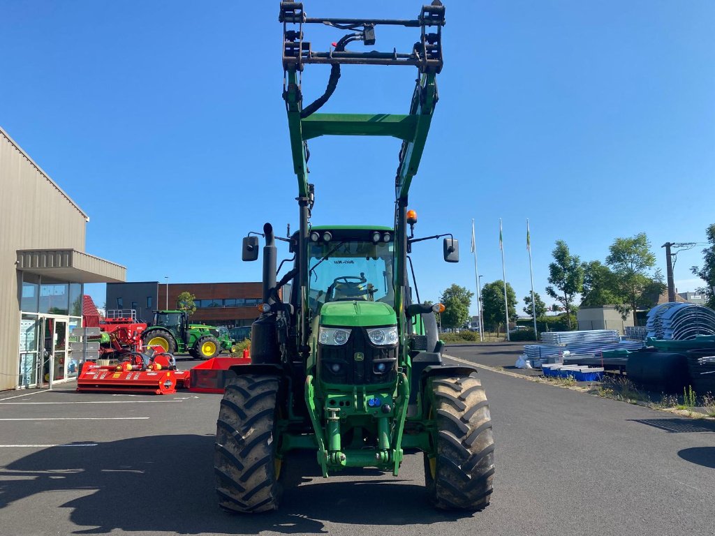 Traktor of the type John Deere 6110M (  DESTOCKAGE ), Gebrauchtmaschine in SAINT FLOUR (Picture 5)