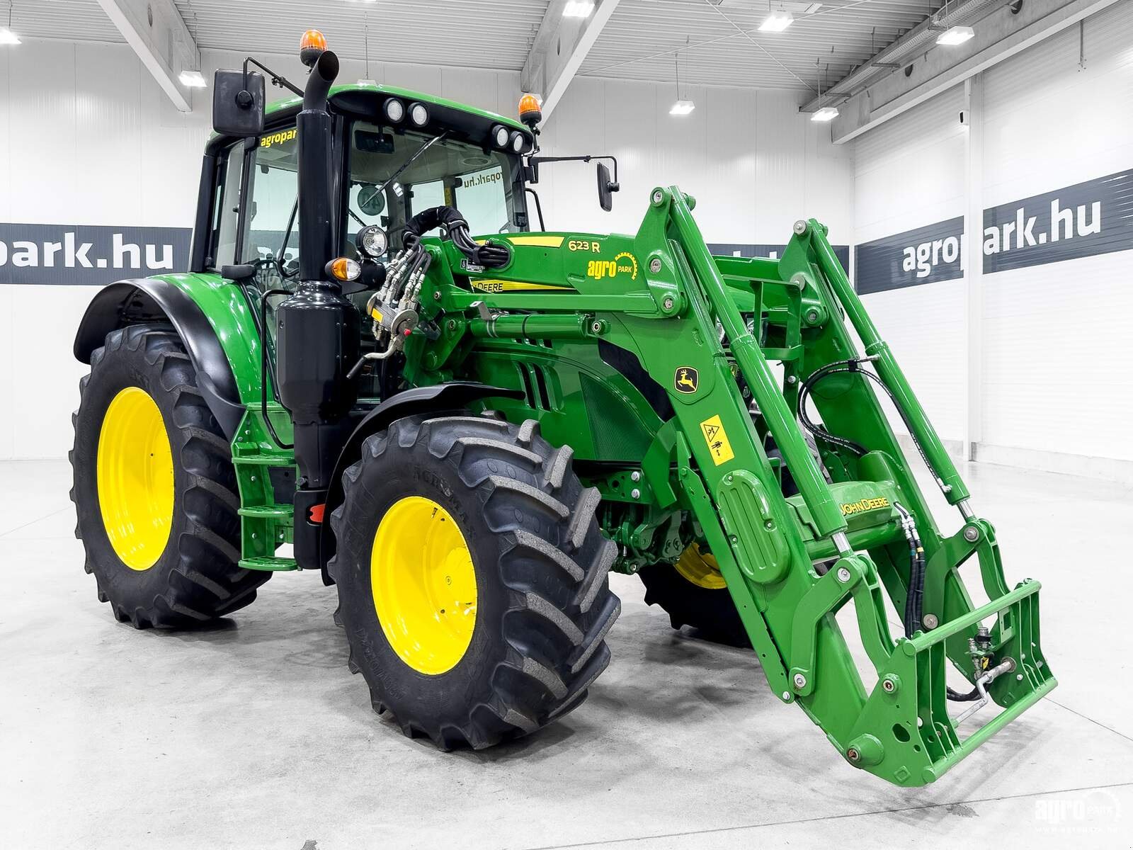 Traktor типа John Deere 6110M, Gebrauchtmaschine в Csengele (Фотография 2)