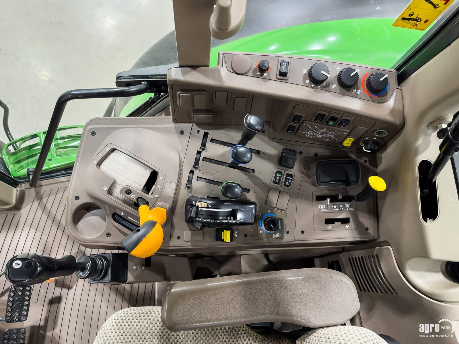 Traktor Türe ait John Deere 6110M, Gebrauchtmaschine içinde Csengele (resim 9)