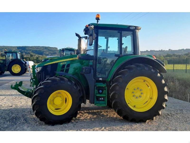 Traktor van het type John Deere 6110M, Gebrauchtmaschine in SAINT-GERMAIN DU PUY (Foto 1)