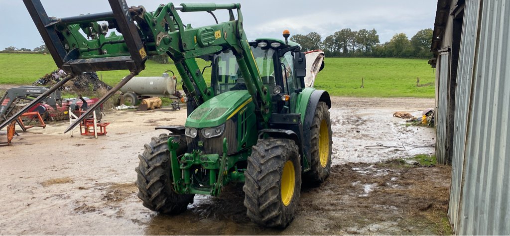 Traktor типа John Deere 6110M, Gebrauchtmaschine в UZERCHE (Фотография 1)