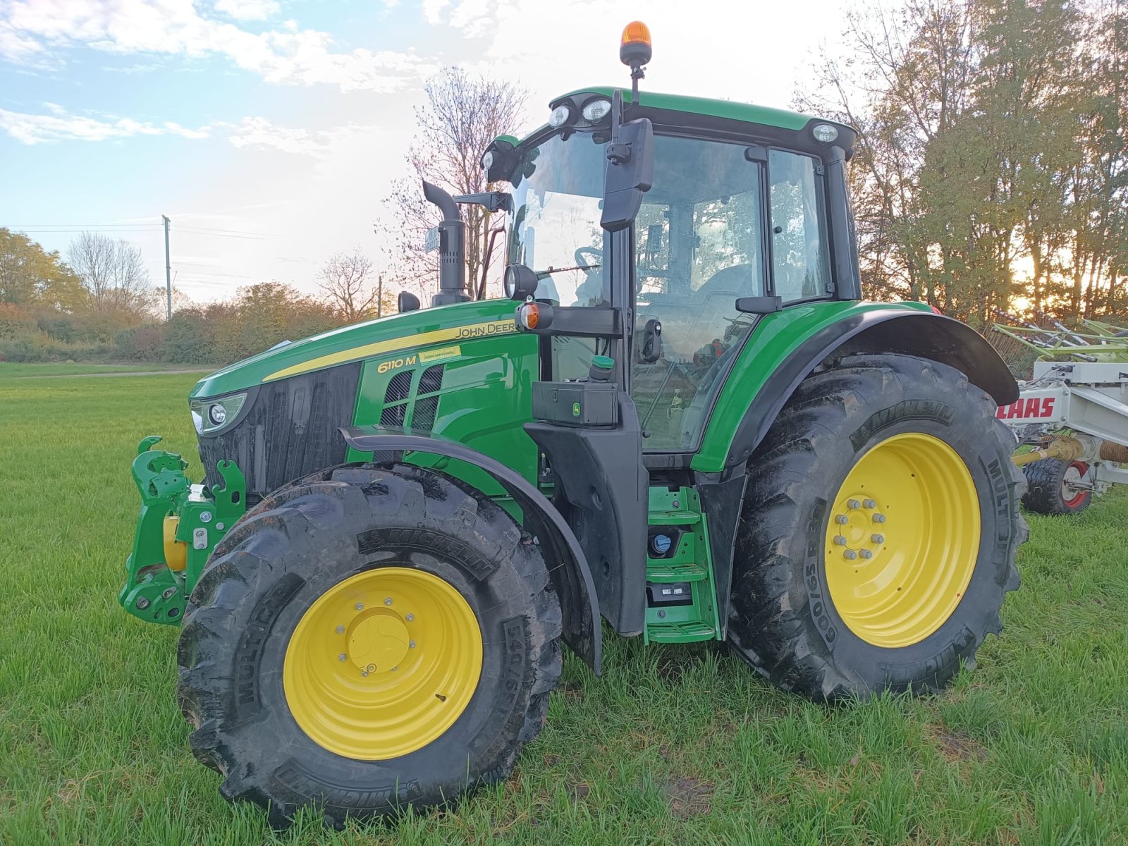 Traktor типа John Deere 6110M, Gebrauchtmaschine в Rammingen (Фотография 1)