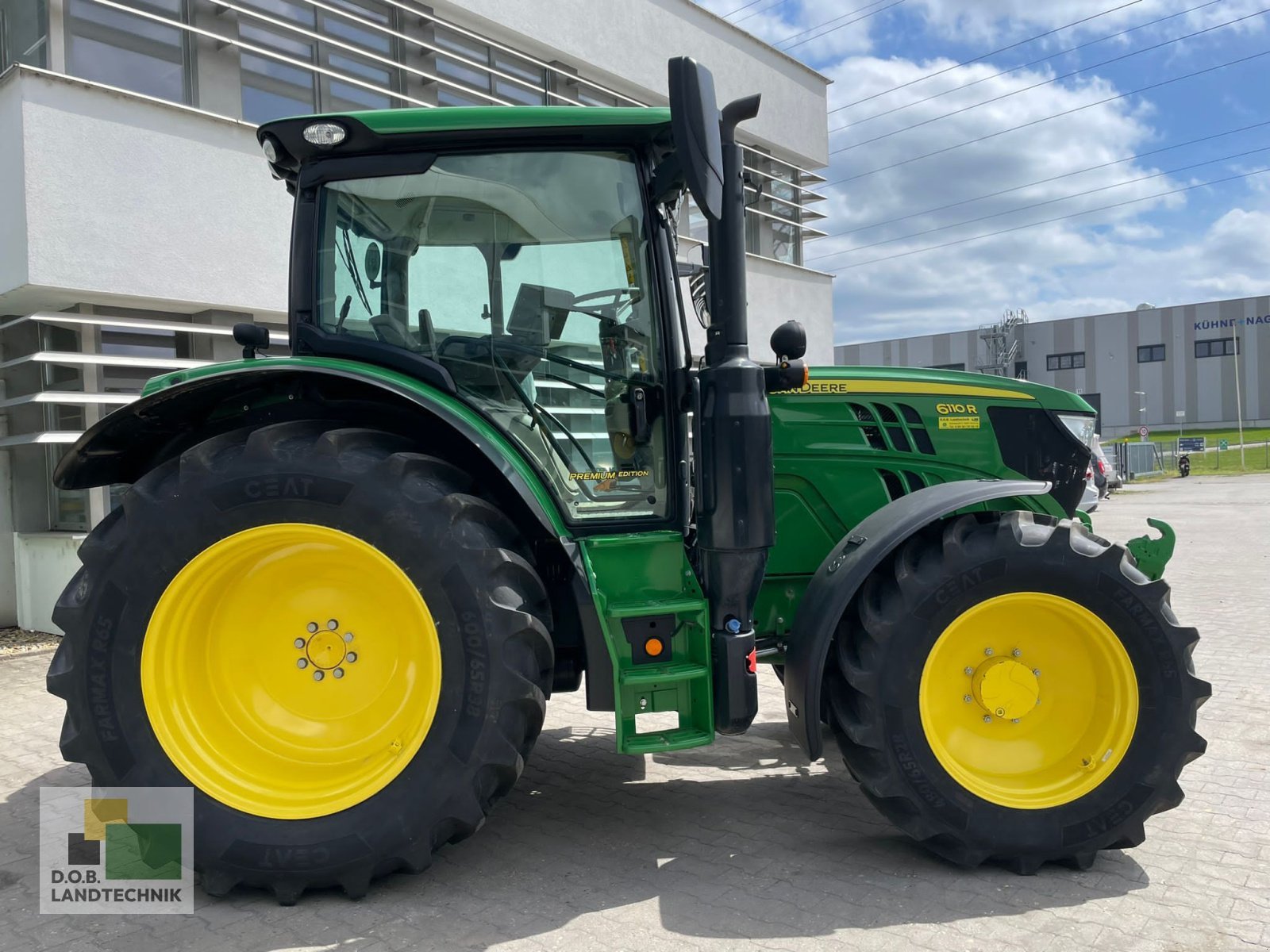 Traktor des Typs John Deere 6110R 6110 R, Gebrauchtmaschine in Regensburg (Bild 3)