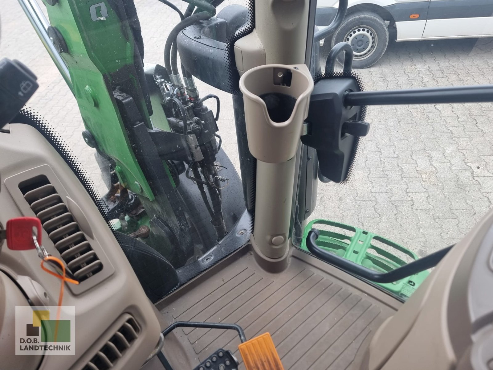 Traktor van het type John Deere 6110R, Gebrauchtmaschine in Regensburg (Foto 17)