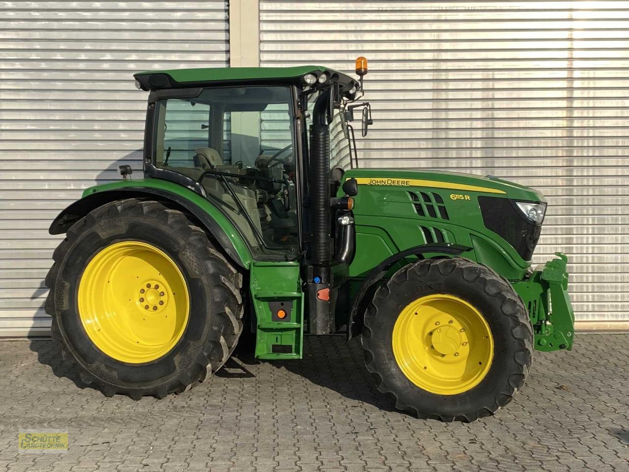 Traktor от тип John Deere 6115R, Gebrauchtmaschine в Marsberg-Giershagen (Снимка 1)