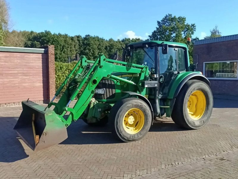 Traktor van het type John Deere 6120 met voorlader en puinbak, Gebrauchtmaschine in Groningen