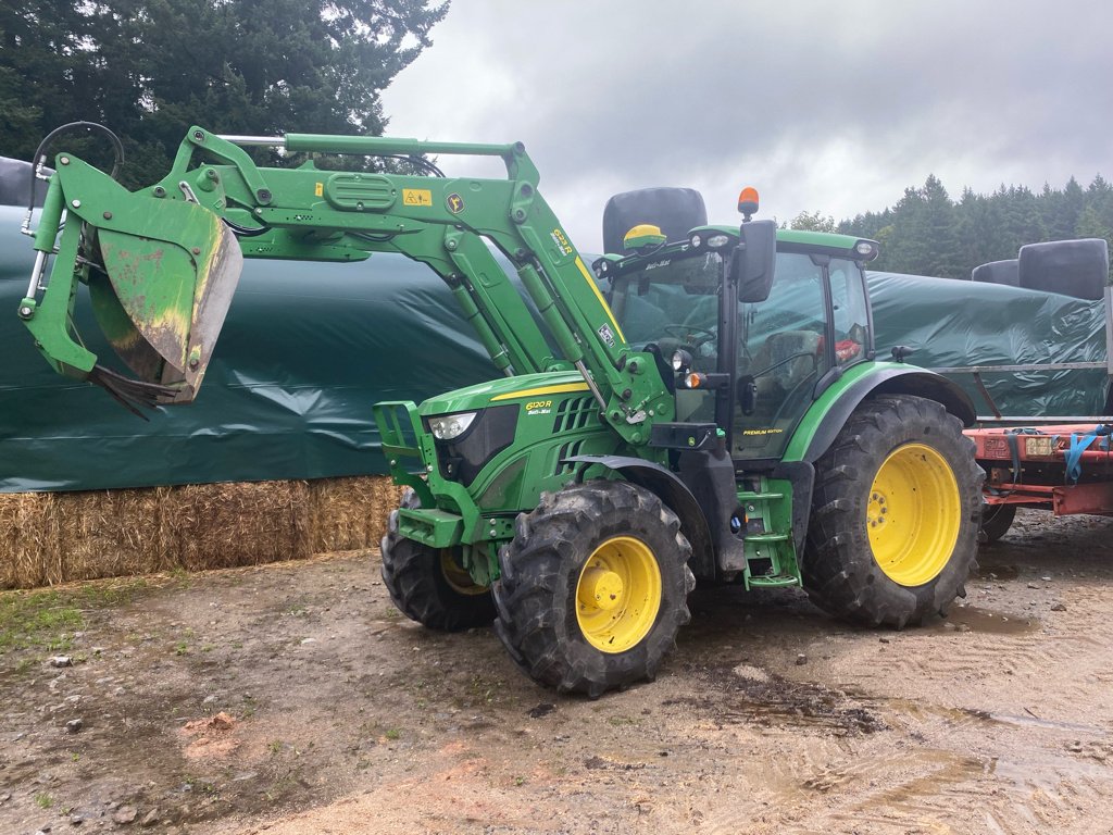 Traktor des Typs John Deere 6120 R AUTOTRAC + CHARGEUR, Gebrauchtmaschine in MEYMAC (Bild 1)