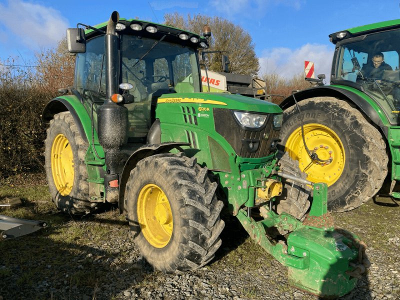 Traktor des Typs John Deere 6120 R, Gebrauchtmaschine in ST CLEMENT DE LA PLACE (Bild 1)