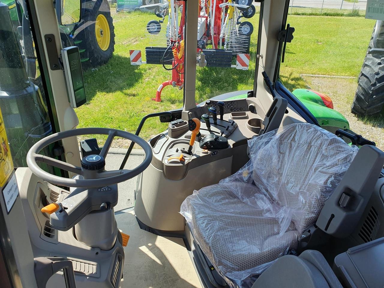 Traktor van het type John Deere 6120M AQ+, Neumaschine in Niederkirchen (Foto 7)