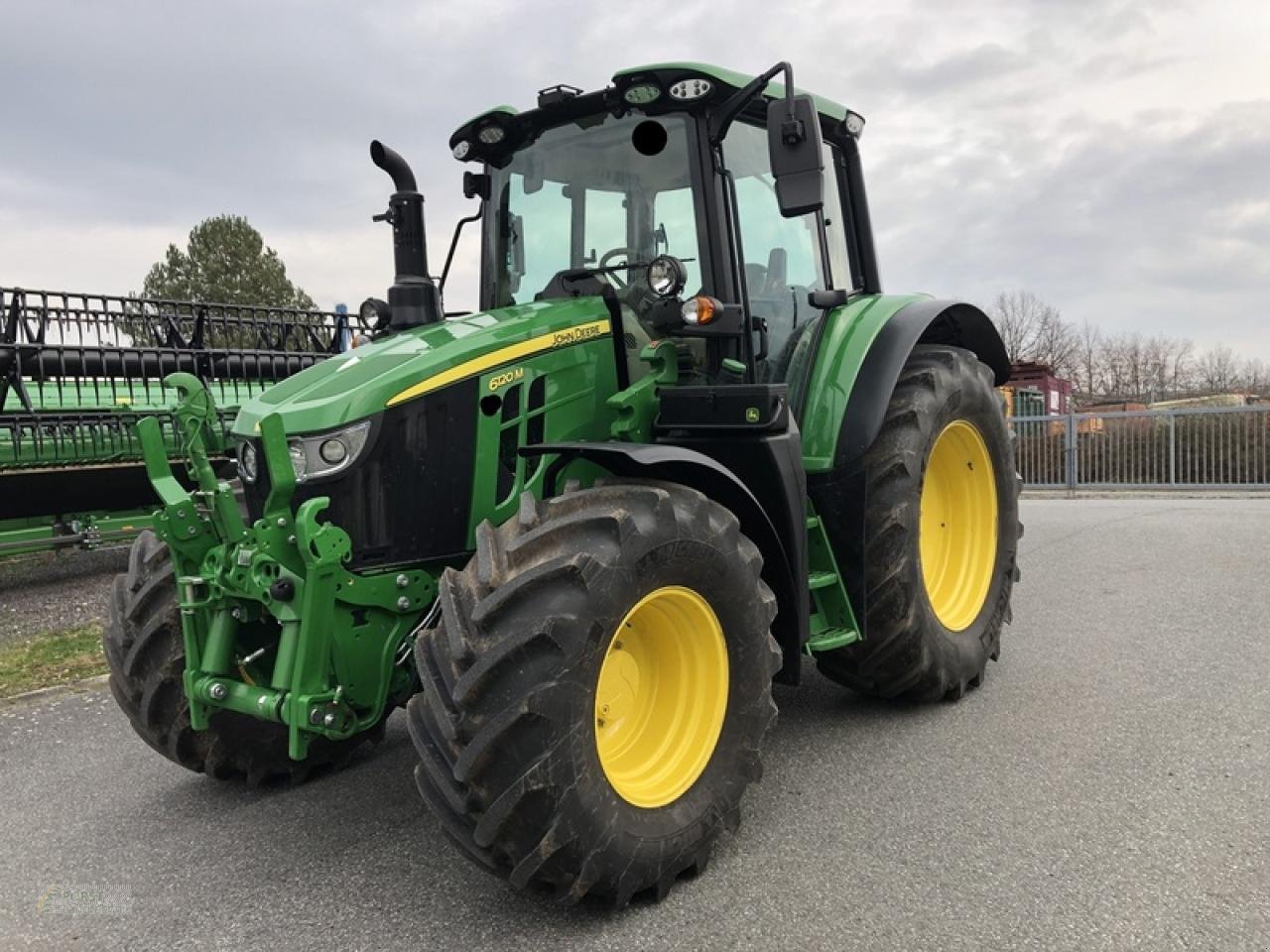 Traktor des Typs John Deere 6120M/ FKH/ FL- VORBER./ AP-40KM/H, Gebrauchtmaschine in Rauschwitz (Bild 1)