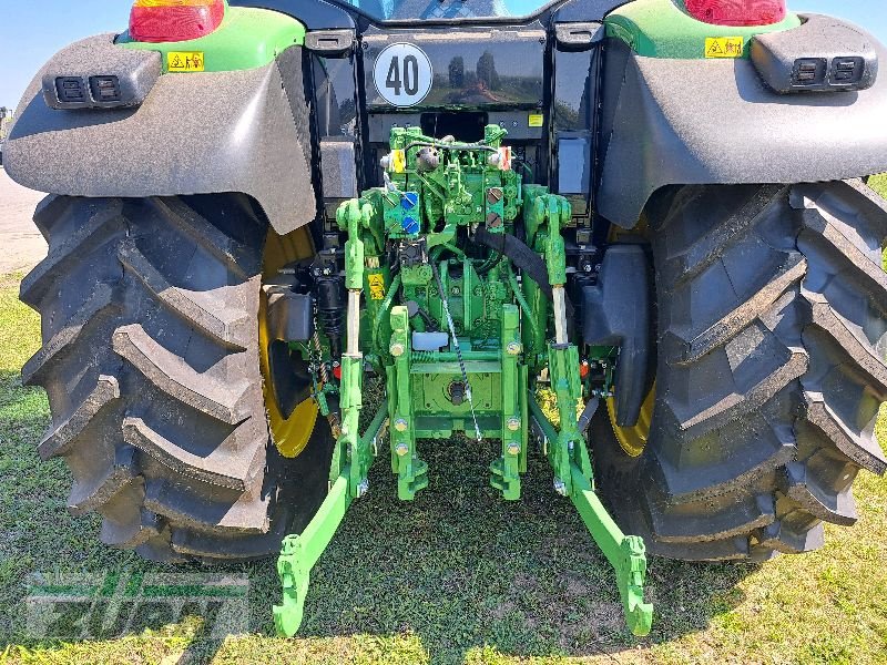 Traktor van het type John Deere 6120M, Neumaschine in Giebelstadt-Euerhausen (Foto 7)