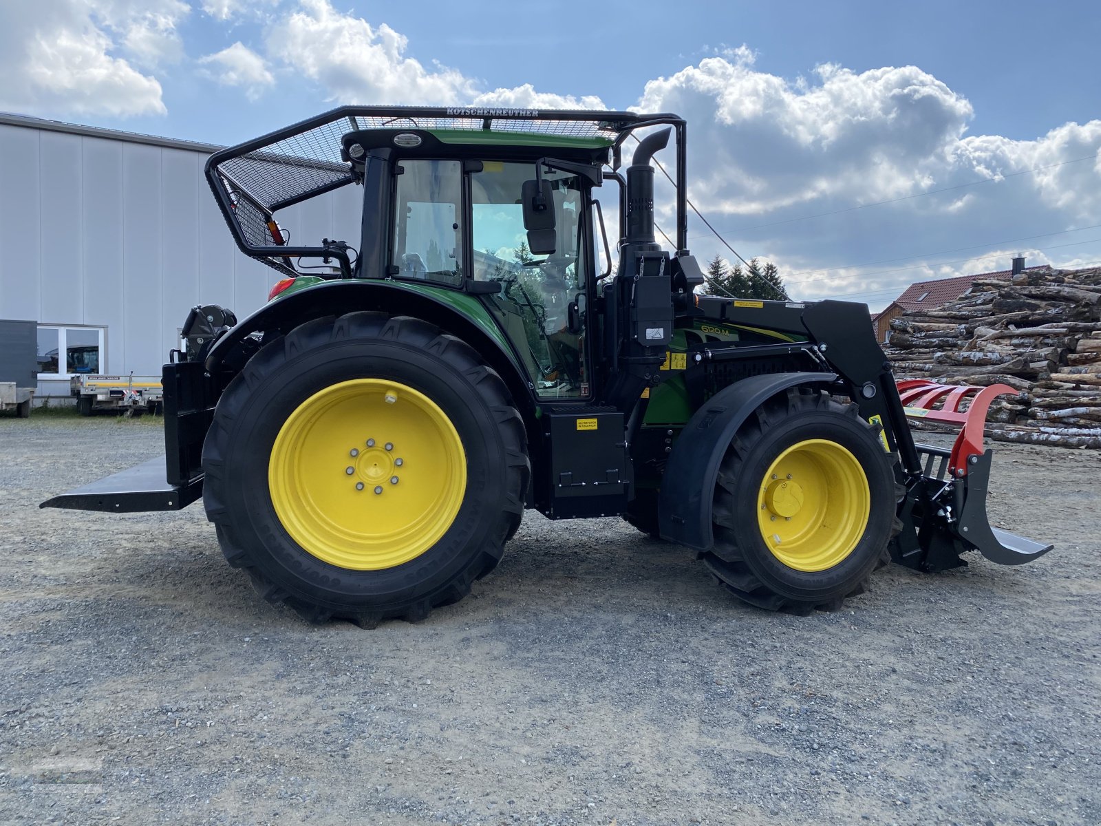 Traktor des Typs John Deere 6120M, Neumaschine in Clausthal-Zellerfeld (Bild 4)