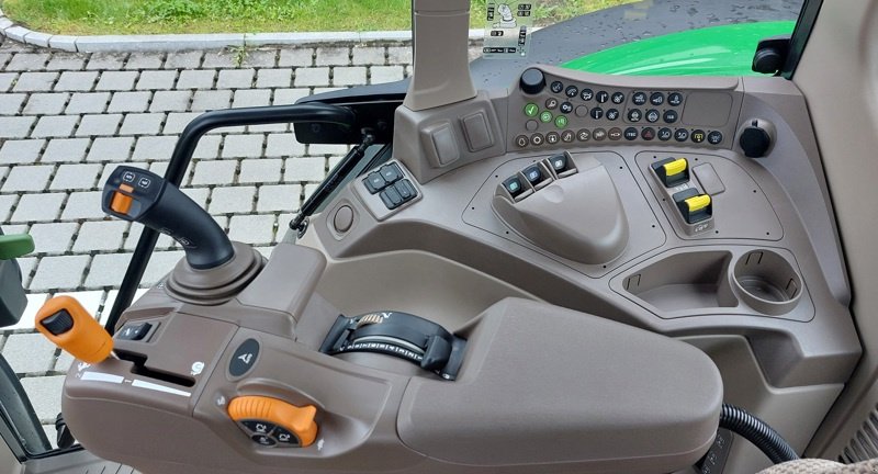 Traktor du type John Deere 6120M, Ausstellungsmaschine en Ersingen (Photo 11)