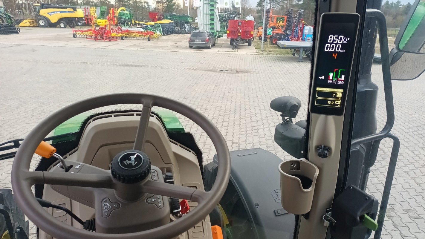 Traktor des Typs John Deere 6120M, Neumaschine in Mrągowo (Bild 4)