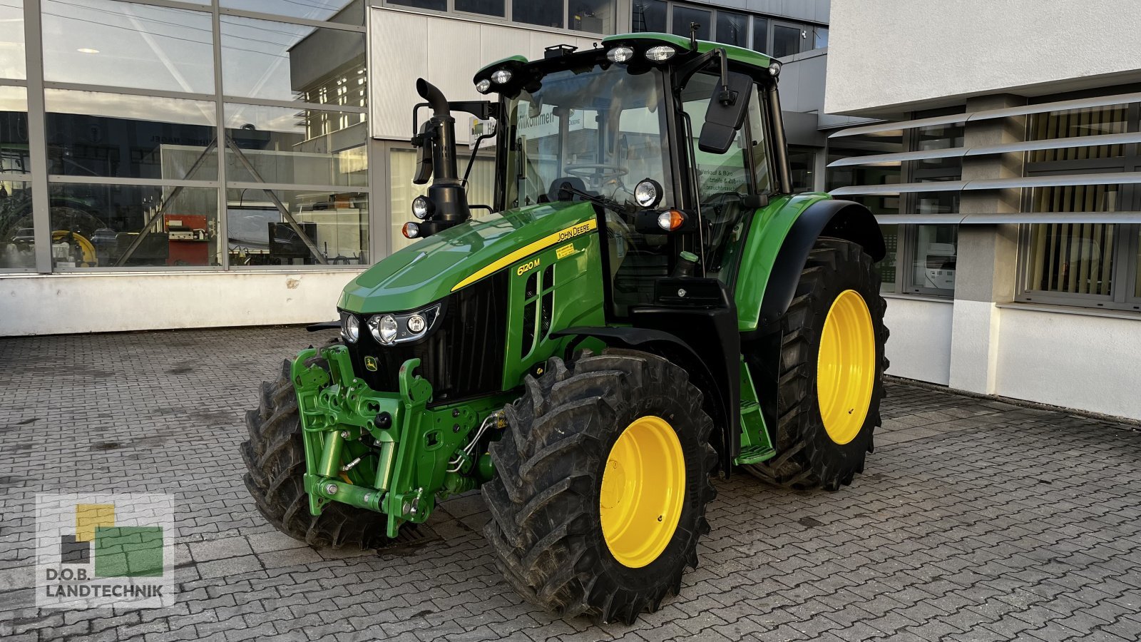 Traktor типа John Deere 6120M, Gebrauchtmaschine в Regensburg (Фотография 1)