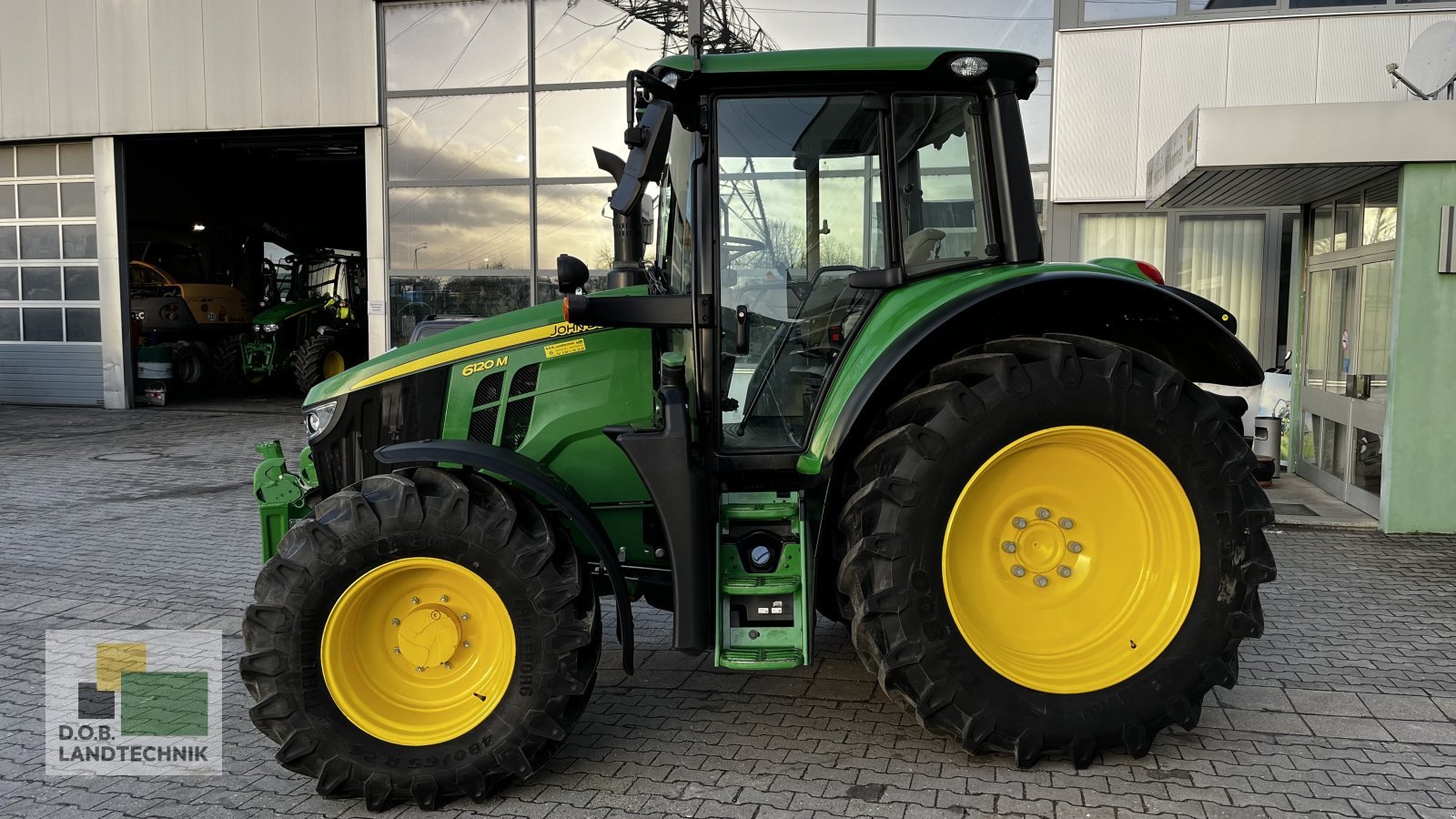 Traktor типа John Deere 6120M, Gebrauchtmaschine в Regensburg (Фотография 3)