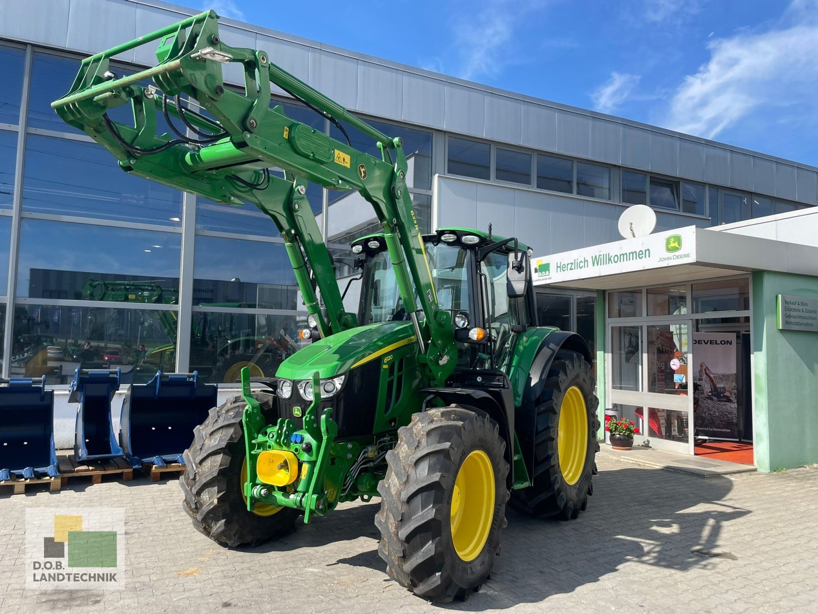 Traktor типа John Deere 6120M, Gebrauchtmaschine в Regensburg (Фотография 1)