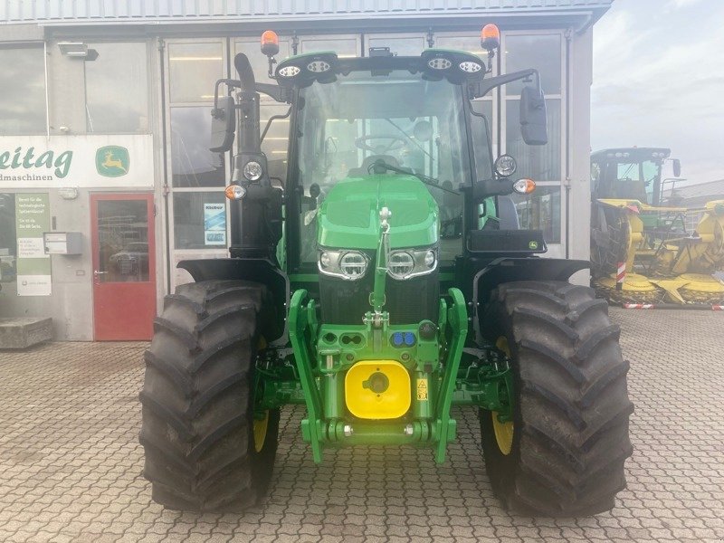 Traktor des Typs John Deere 6120M, Ausstellungsmaschine in Kleinandelfingen (Bild 2)