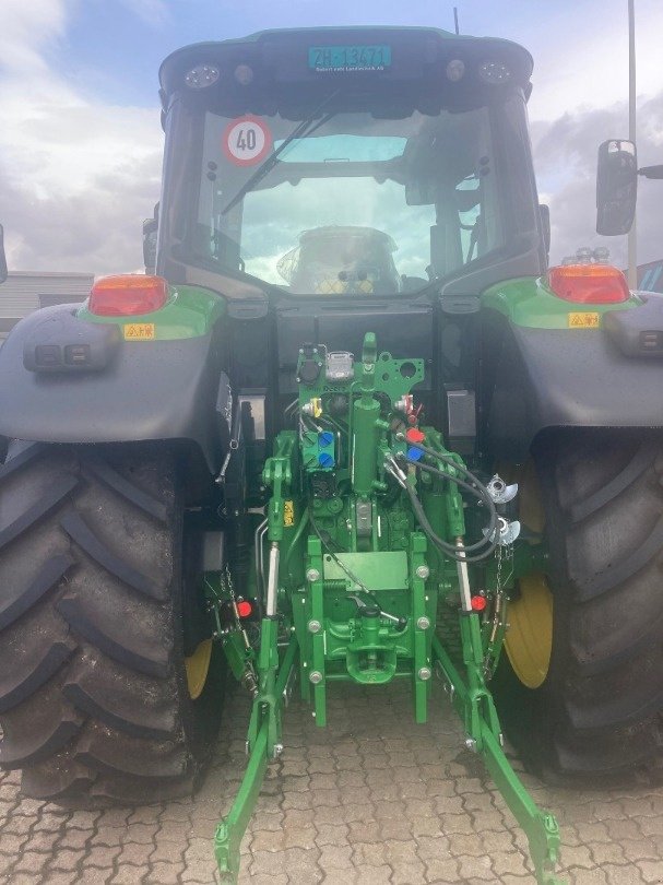 Traktor des Typs John Deere 6120M, Ausstellungsmaschine in Kleinandelfingen (Bild 4)