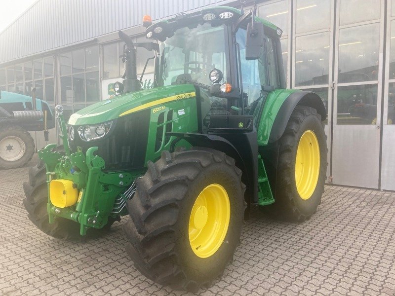 Traktor Türe ait John Deere 6120M, Ausstellungsmaschine içinde Kleinandelfingen (resim 1)