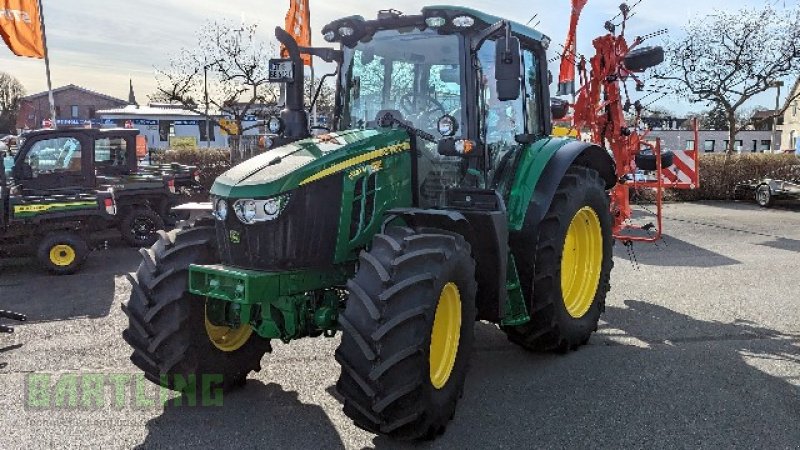 Traktor van het type John Deere 6120M, Neumaschine in Versmold (Foto 1)