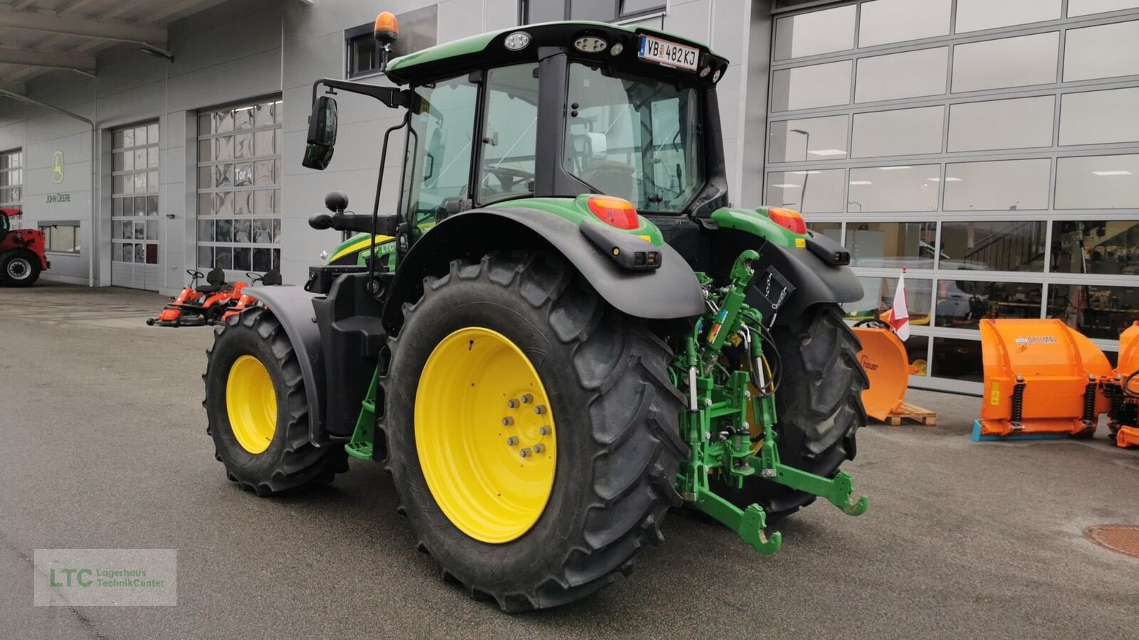 Traktor от тип John Deere 6120M, Vorführmaschine в Redlham (Снимка 4)