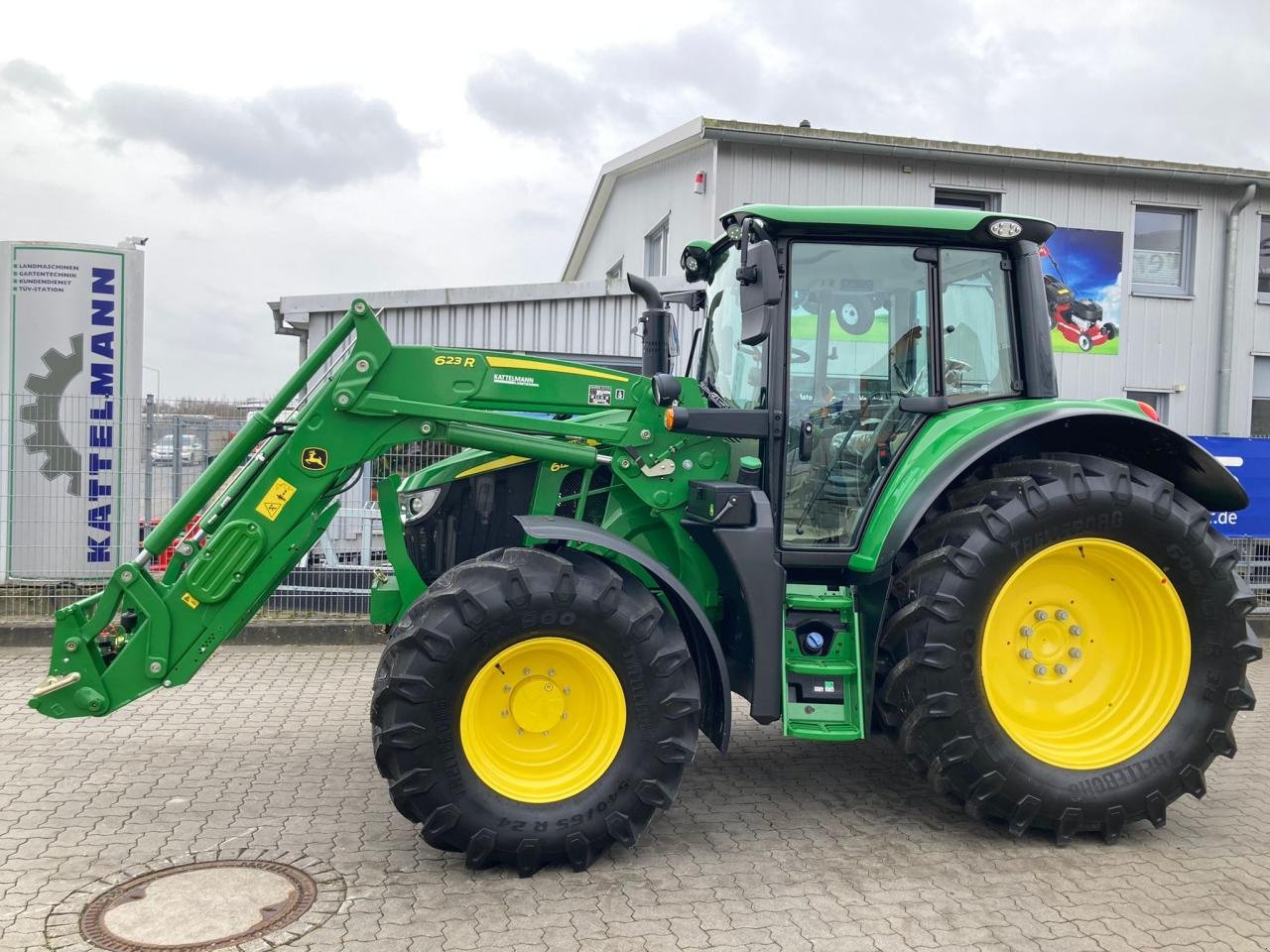 Traktor типа John Deere 6120M, Gebrauchtmaschine в Stuhr (Фотография 2)