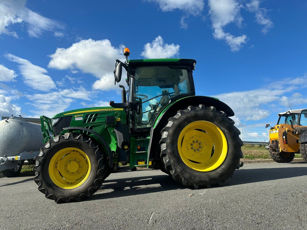 Traktor of the type John Deere 6120R -  DESTOCKAGE, Gebrauchtmaschine in AUBUSSON (Picture 8)