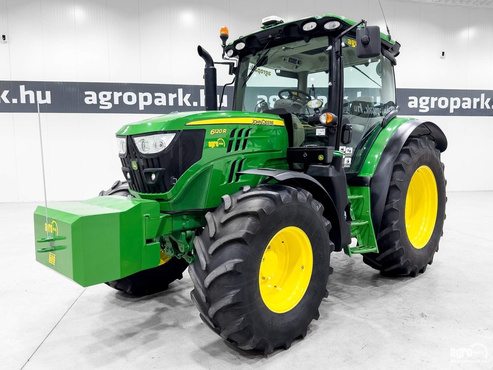 Traktor типа John Deere 6120R, Gebrauchtmaschine в Csengele (Фотография 1)