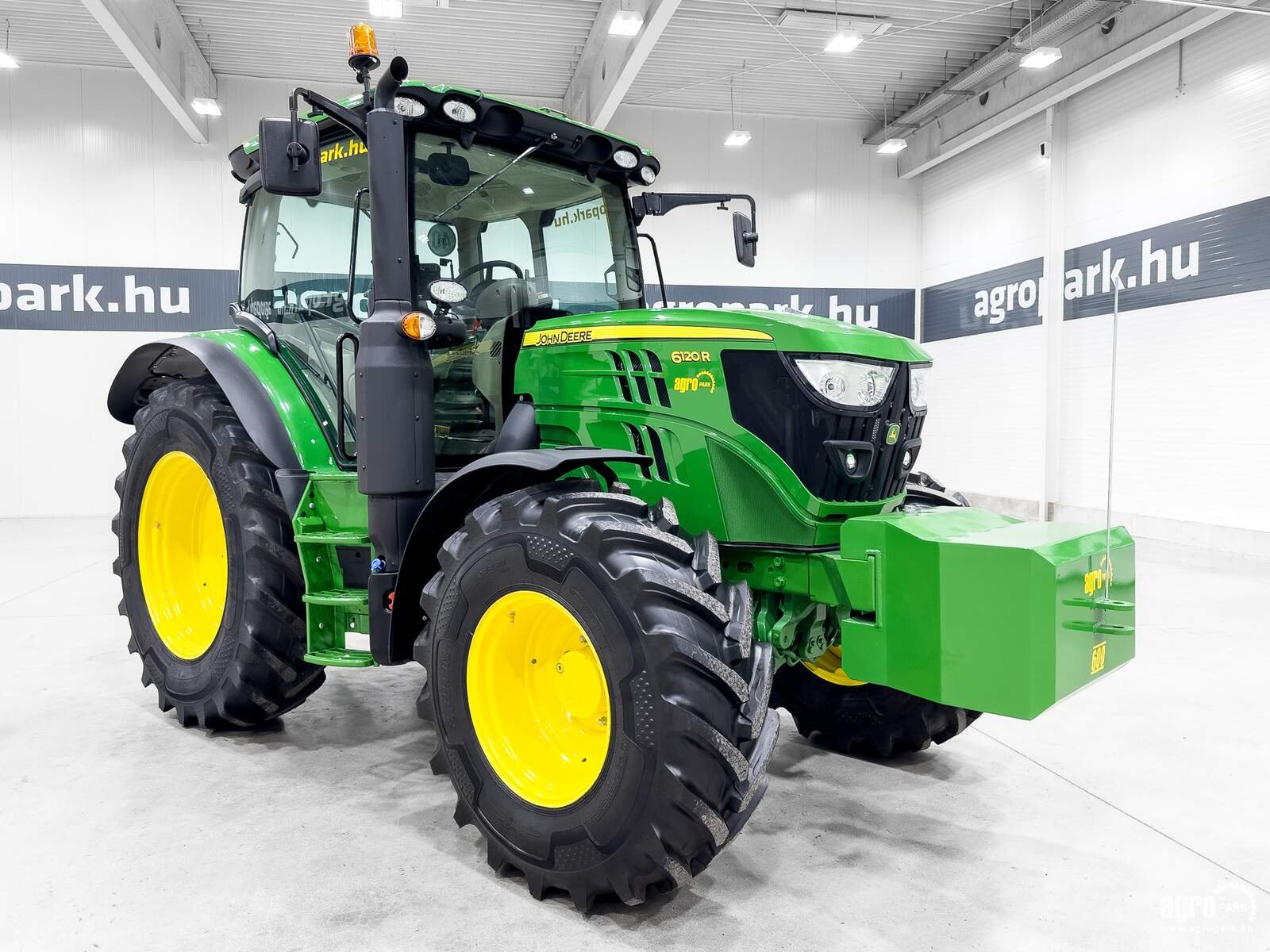 Traktor типа John Deere 6120R, Gebrauchtmaschine в Csengele (Фотография 2)