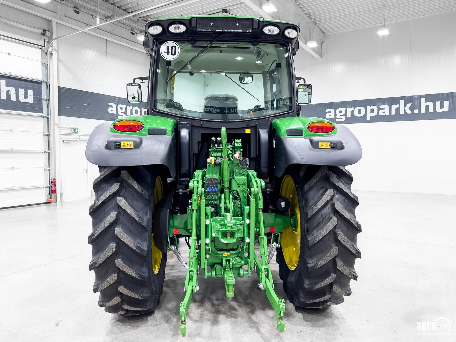 Traktor от тип John Deere 6120R, Gebrauchtmaschine в Csengele (Снимка 5)