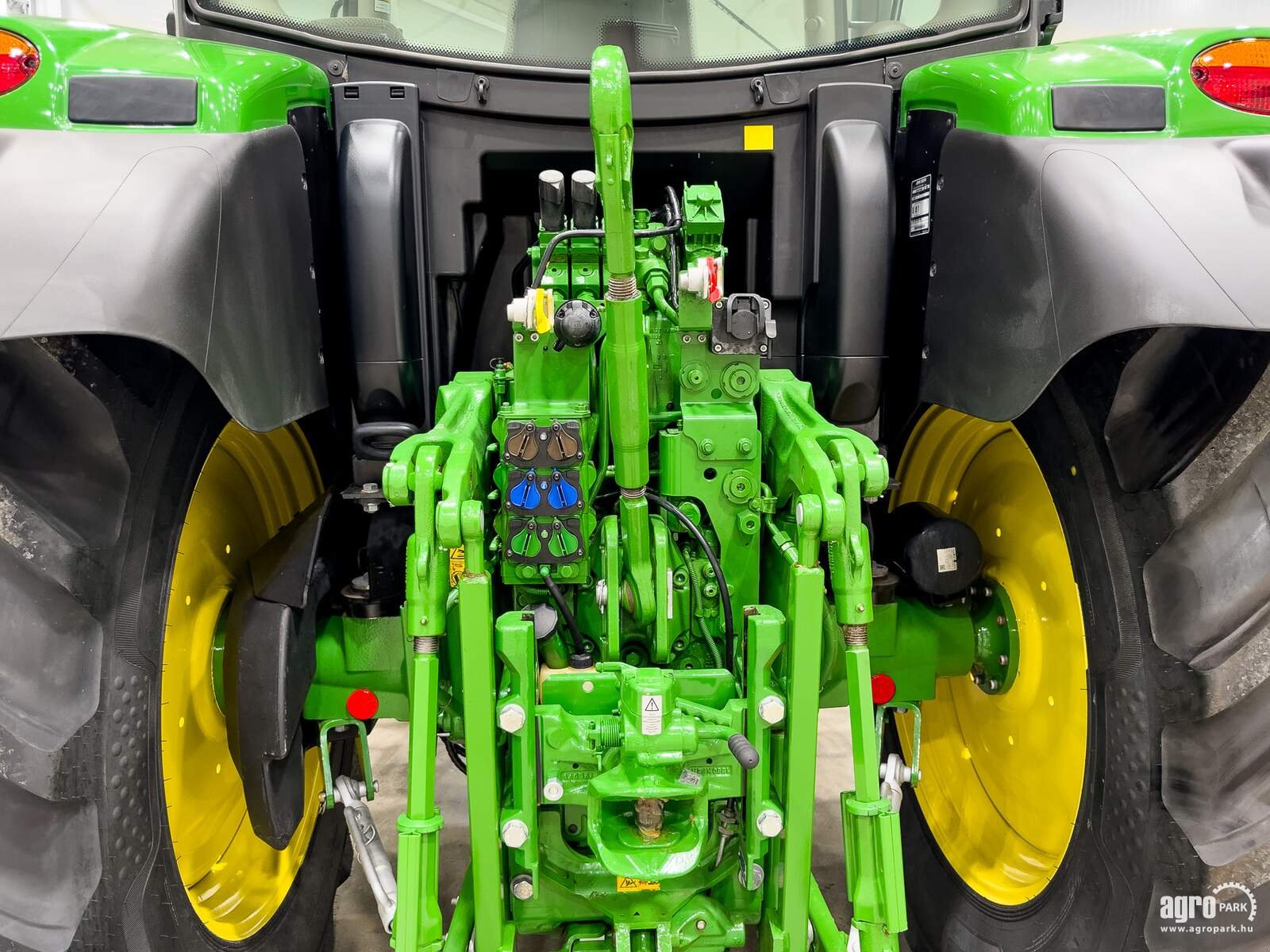 Traktor от тип John Deere 6120R, Gebrauchtmaschine в Csengele (Снимка 7)