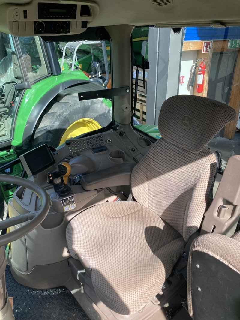 Traktor des Typs John Deere 6125R + H340, Gebrauchtmaschine in Chavornay (Bild 5)