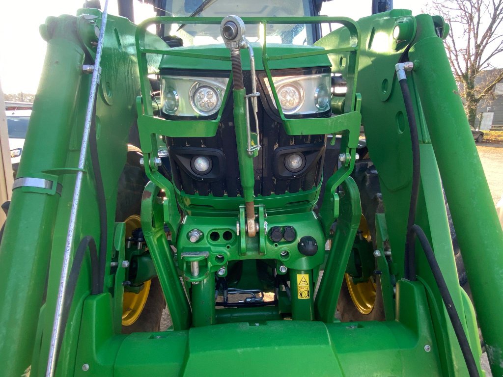 Traktor от тип John Deere 6130 R + CHARGEUR + AUTOGUIDAGE, Gebrauchtmaschine в BELLAC (Снимка 9)