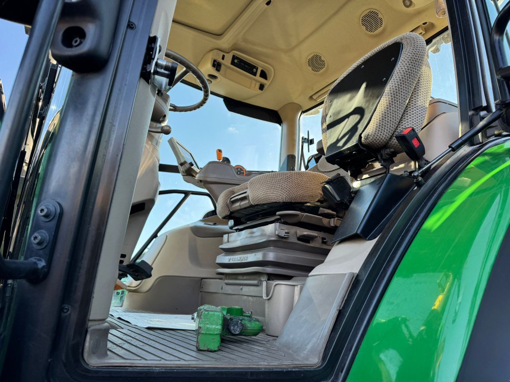 Traktor des Typs John Deere 6130 R + CHARGEUR . AUTOPOWER, Gebrauchtmaschine in GUERET (Bild 8)