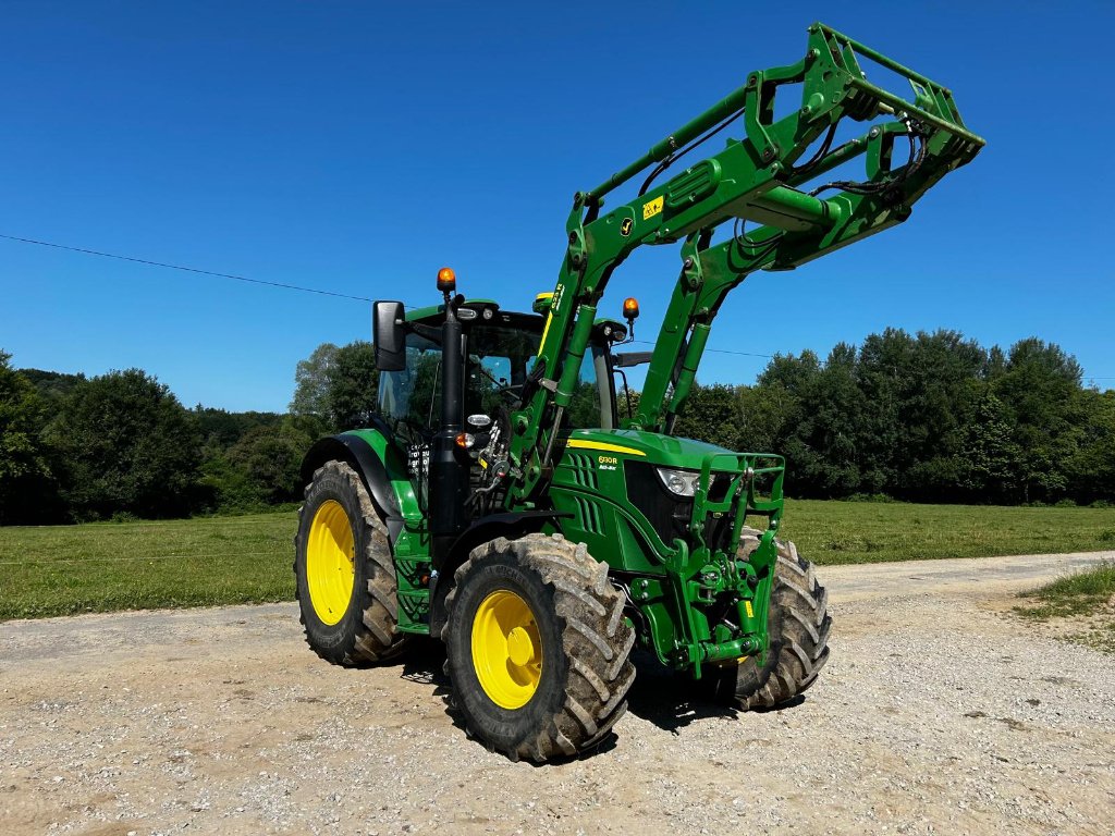 Traktor типа John Deere 6130 R + CHARGEUR . AUTOTRAC, Gebrauchtmaschine в UZERCHE (Фотография 1)