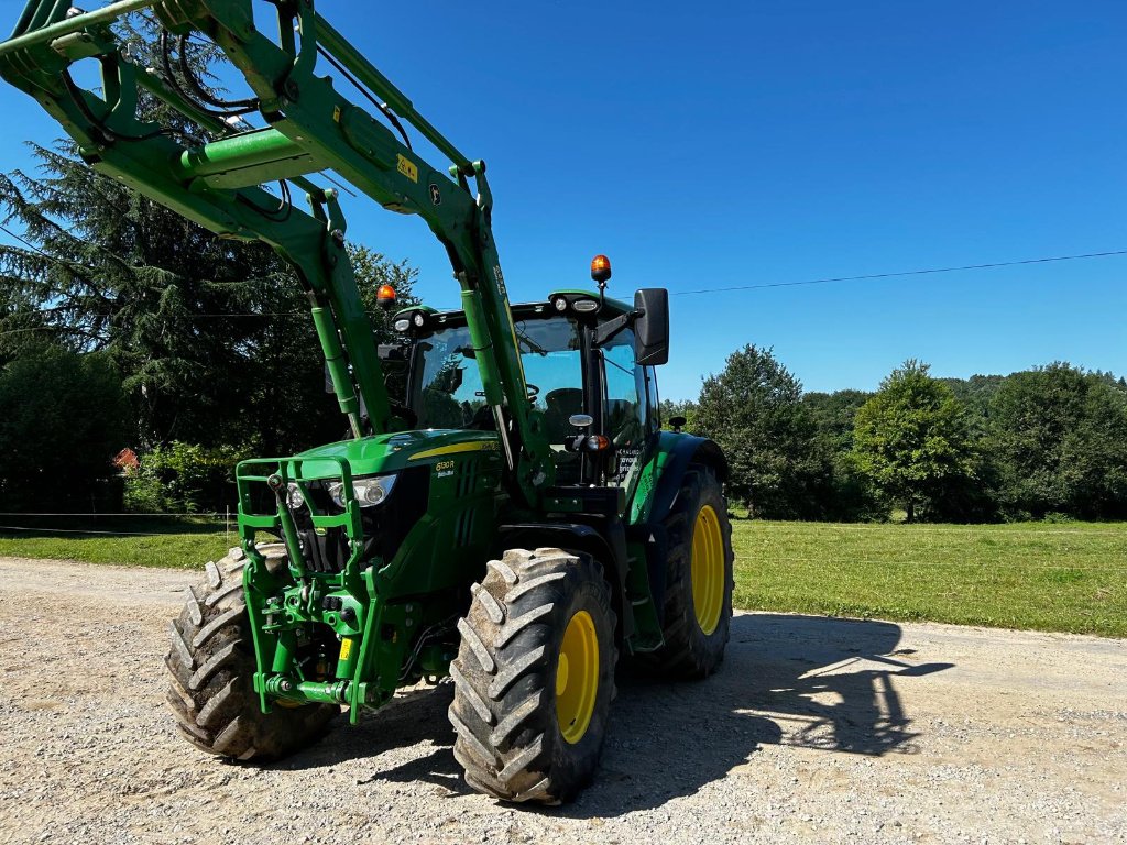 Traktor типа John Deere 6130 R + CHARGEUR . AUTOTRAC, Gebrauchtmaschine в UZERCHE (Фотография 2)