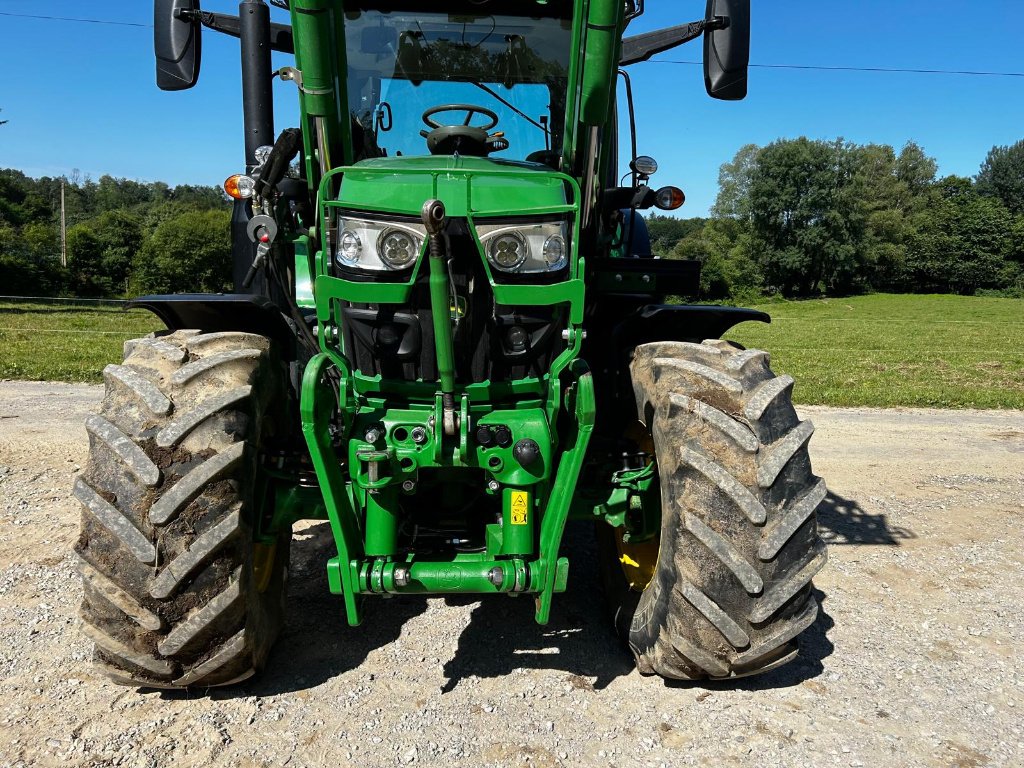 Traktor типа John Deere 6130 R + CHARGEUR . AUTOTRAC, Gebrauchtmaschine в UZERCHE (Фотография 7)