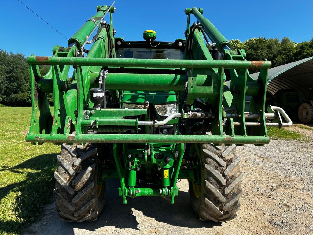 Traktor типа John Deere 6130 R + CHARGEUR . AUTOTRAC, Gebrauchtmaschine в UZERCHE (Фотография 9)