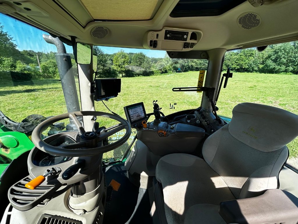 Traktor типа John Deere 6130 R + CHARGEUR . AUTOTRAC, Gebrauchtmaschine в UZERCHE (Фотография 11)