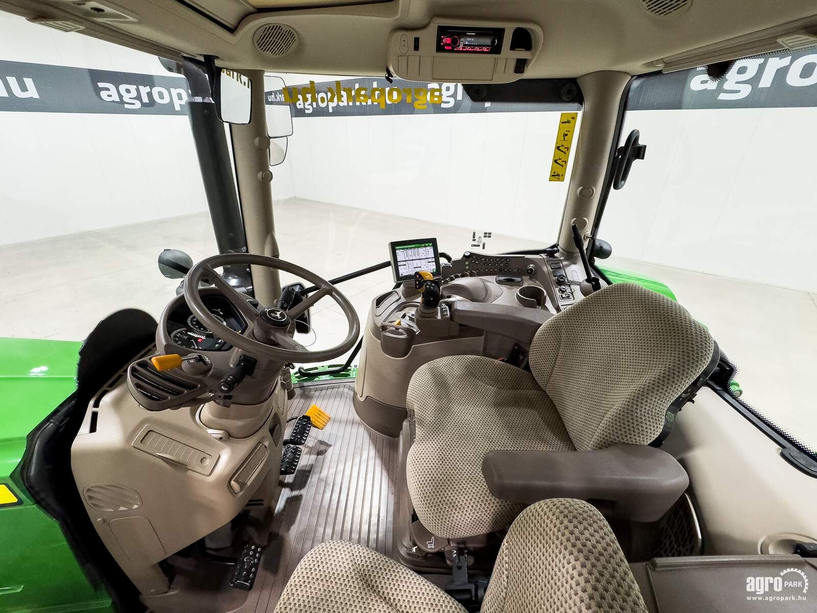 Traktor van het type John Deere 6130R, Gebrauchtmaschine in Csengele (Foto 8)