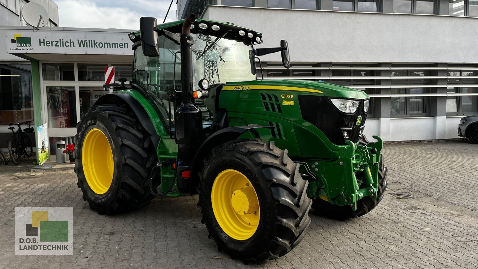 Traktor van het type John Deere 6135 R, Gebrauchtmaschine in Regensburg (Foto 2)